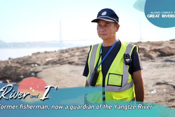 De pescador a guardián del río: el viaje de Chen para proteger el Yangtsé De_pescador_a_guardia_n_del_ri_o__el_viaje_de_Chen_para_proteger_el_Yangtse_ video poster