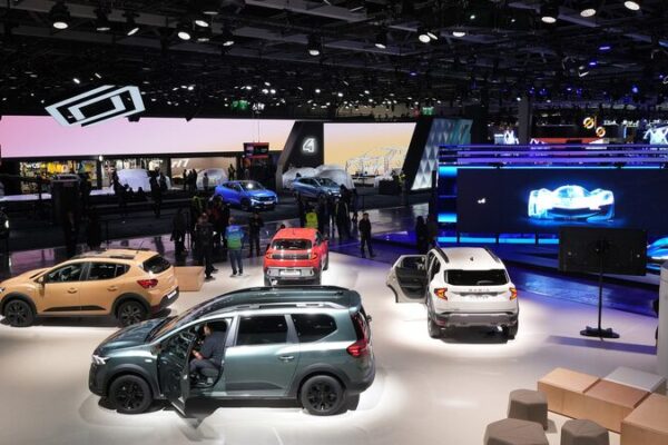 Debuts_Electrizantes_en_el_Auto_Show_de_Pari_s_2024__Nuevos_Modelos_Ele_ctricos_Toman_el_Centro_del_Escenario