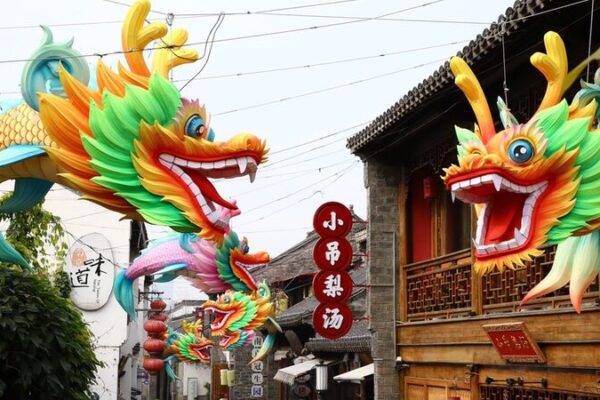Decoraciones de dragón aparecen en toda China mientras se acerca el Festival de Primavera 🐲🎉 Decoraciones_de_drago_n_aparecen_en_toda_China_mientras_se_acerca_el_Festival_de_Primavera___
