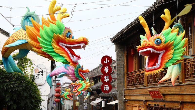 Decoraciones_de_drago_n_aparecen_en_toda_China_mientras_se_acerca_el_Festival_de_Primavera___