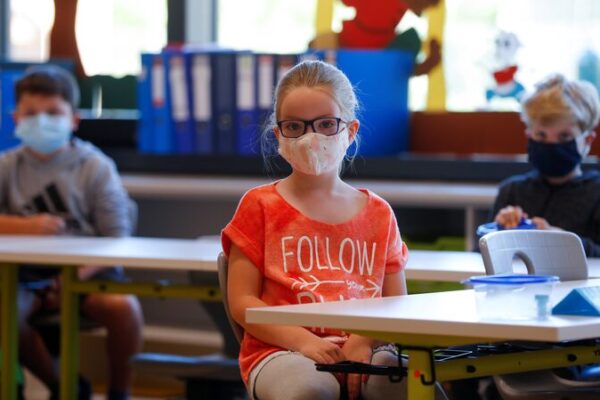 Del Aula a la Cocina: El Impacto del COVID-19 en la Obesidad Infantil 🍕🏠 Del_Aula_a_la_Cocina__El_Impacto_del_COVID_19_en_la_Obesidad_Infantil___