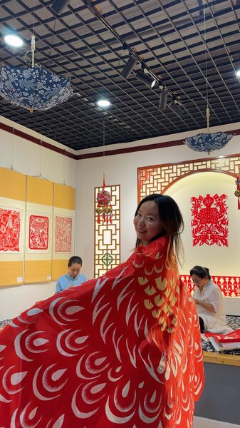 Del_Papel_al_Arte__Explorando_la_Tradicio_n_de_Recorte_de_Papel_en_Shanxi_con_Lucy video poster
