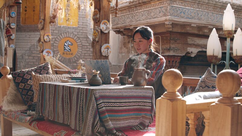 Del_bullicio_de_la_ciudad_a_la_magia_de_Kashgar__el_viaje_de_Wang_Li_de_regreso video poster