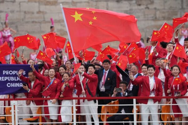 Delegacio_n_china_deslumbra_en_rojo_en_la_ceremonia_de_apertura_de_los_Juegos_Oli_mpicos_Pari_s_2024