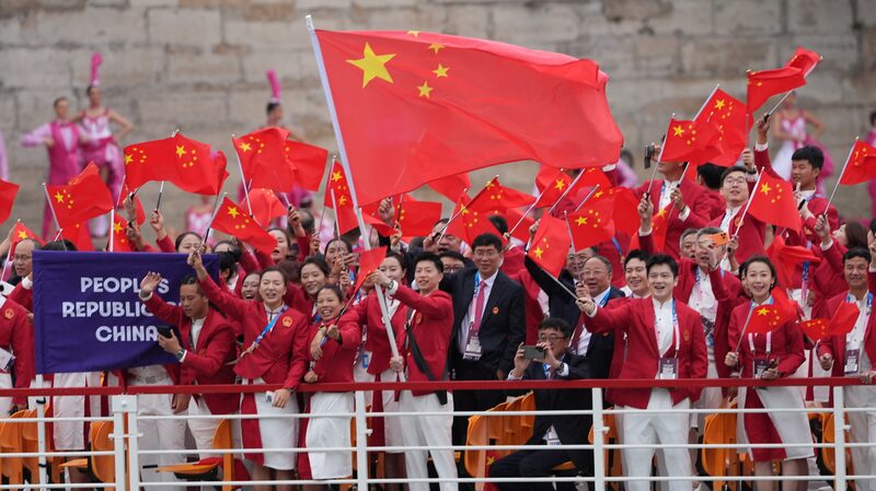 Delegacio_n_china_deslumbra_en_rojo_en_la_ceremonia_de_apertura_de_los_Juegos_Oli_mpicos_Pari_s_2024