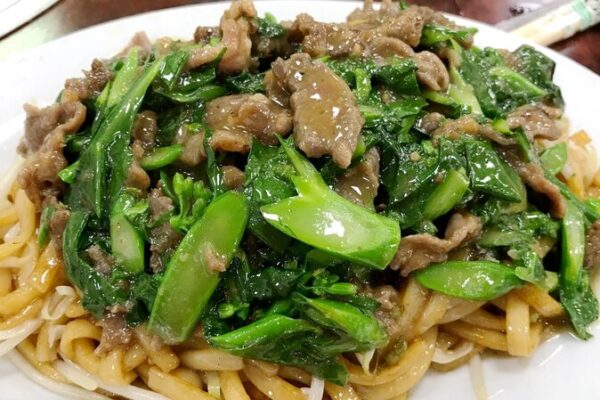 Deliciosos fideos de arroz salteados con salsa: un manjar de Hainan Deliciosos_fideos_de_arroz_salteados_con_salsa__un_manjar_de_Hainan