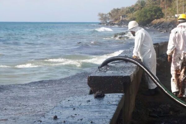 Derrame de petróleo amenaza las industrias de turismo y pesca de Tobago 🌊🐟 Derrame_de_petro_leo_amenaza_las_industrias_de_turismo_y_pesca_de_Tobago___