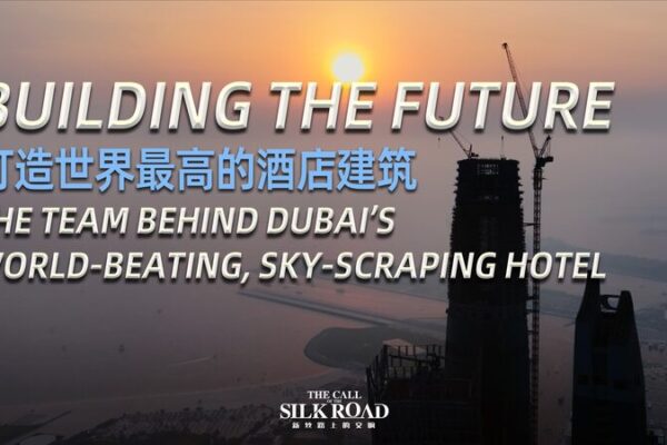 Desafiando_el_Calor__Construyendo_el_Hotel_Ma_s_Alto_del_Mundo_en_Duba_i video poster