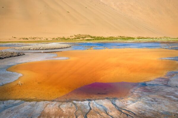 Descubre Badain Jaran: ¡El oasis desértico de China con 140 lagos ocultos! 🌊✨ Descubre_Badain_Jaran___El_oasis_dese_rtico_de_China_con_140_lagos_ocultos____