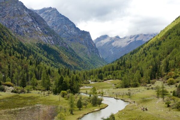 Descubre_Muluozi___El_e_pico_campamento_escondido_de_China_para_tu_pro_xima_aventura_ video poster