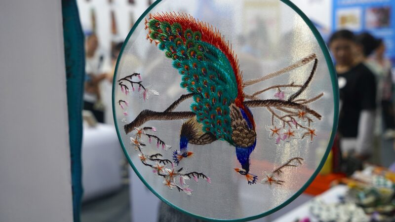 Descubre_el_Bordado_Manchu___Las__Pinturas_al_O_leo__del_Trabajo_con_Agujas