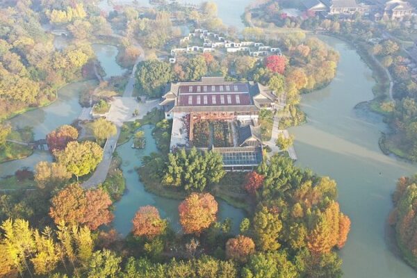 Descubre el Encanto Místico del Lago Occidental Delgado de Yangzhou 🌫️🌉 Descubre_el_Encanto_Mi_stico_del_Lago_Occidental_Delgado_de_Yangzhou____
