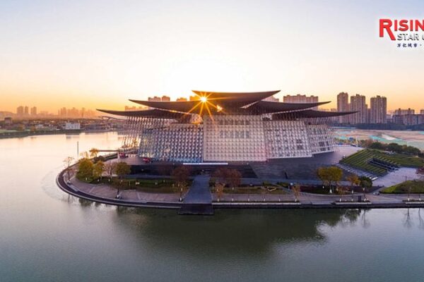 Descubre_el_Esplendor_del_Gran_Teatro_de_Wuxi__Una_Joya_Cultural_en_el_Este_de_China video poster