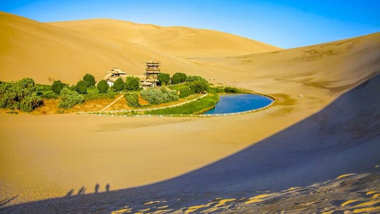 Descubre_el_Lago_Crescent__Un_Oasis_del_Desierto_en_la_Provincia_de_Gansu__China video poster
