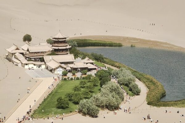 Descubre el Oasis Escondido: Lago Crescent en el Desierto de China Descubre_el_Oasis_Escondido__Lago_Crescent_en_el_Desierto_de_China video poster