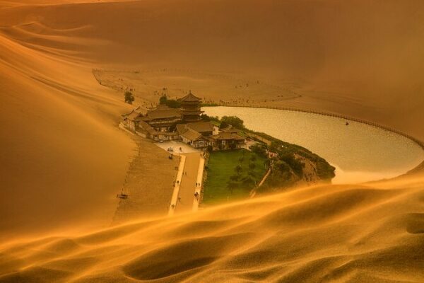 Descubre_el_Oasis_Escondido_de_China__Lago_Crescent_en_el_Corazo_n_del_Desierto____ video poster