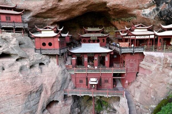 Descubre_el_Templo_Ganlu__La_joya_de__Dulce_Roci_o__oculta_en_una_cueva_de_Danxia