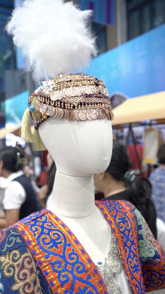 Descubre_el_Tesoro_Cultural_de_Xinjiang_en_el_Mercado_Patrimonial_de_Korla__ video poster