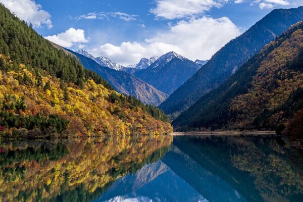 Descubre el Valle de Jiuzhai: ¡El encantado paraíso de China te espera! 🌟 Descubre_el_Valle_de_Jiuzhai___El_encantado_parai_so_de_China_te_espera___
