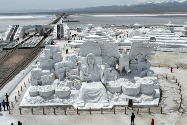 Descubre_el__Espejo_del_Cielo__de_China__Las_Impresionantes_Esculturas_de_Sal_del_Lago_Chaka
