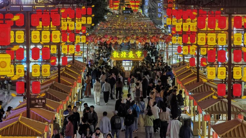 Descubre_el_encanto_atemporal_del_mercado_nocturno_de_Dunhuang___ video poster