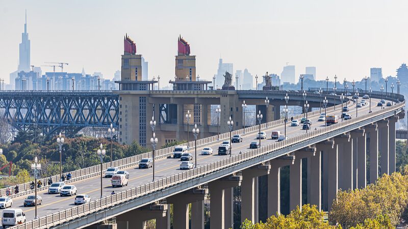 Descubre_el_ico_nico_puente_del_ri_o_Yangtse__en_Nanjing__una_maravilla_de_la_ingenieri_a_de_China video poster
