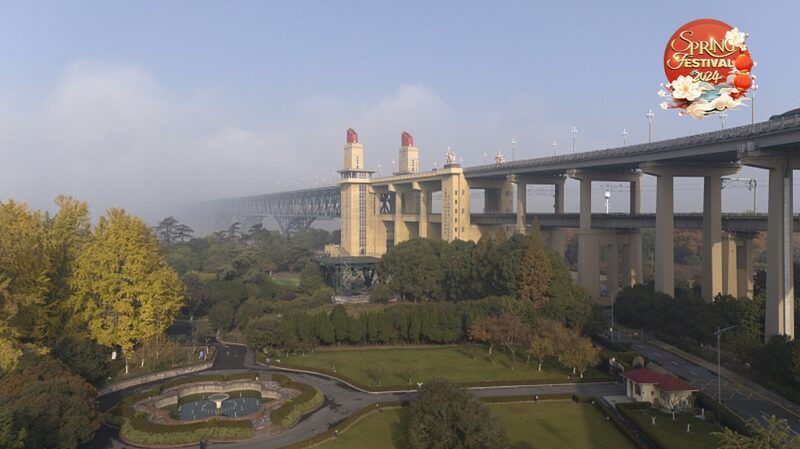 Descubre_el_majestuoso_Puente_del_Ri_o_Yangtse__en_Nanjing__China__ video poster