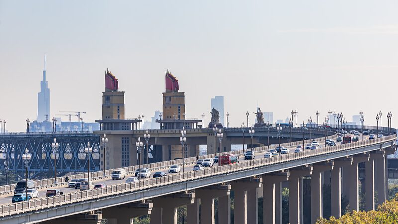 Descubre_el_majestuoso_Puente_del_Ri_o_Yangtze_en_Nanjing__Un_si_mbolo_de_la_innovacio_n_de_China video poster
