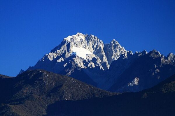 Descubre_la_Belleza_Ma_gica_de_la_Montan_a_Nevada_Yulong_en_Yunnan__China video poster