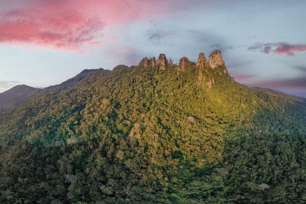 Descubre la Magia de la Montaña de las Siete Hadas en el Paraíso Tropical de Hainan Descubre_la_Magia_de_la_Montan_a_de_las_Siete_Hadas_en_el_Parai_so_Tropical_de_Hainan video poster