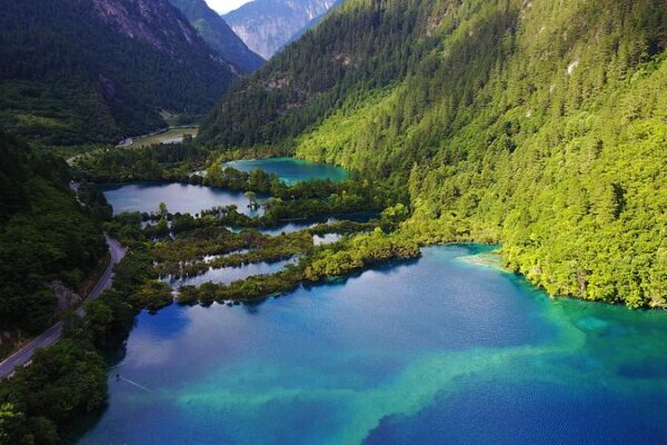 Descubre la Magia del Valle Shuzheng en Jiuzhaigou Descubre_la_Magia_del_Valle_Shuzheng_en_Jiuzhaigou video poster