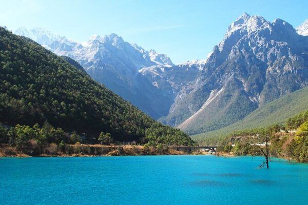 Descubre_la_Magia_del_Valle_de_la_Luna_Azul_en_la_Montan_a_Nevada_Yulong_de_Yunnan video poster