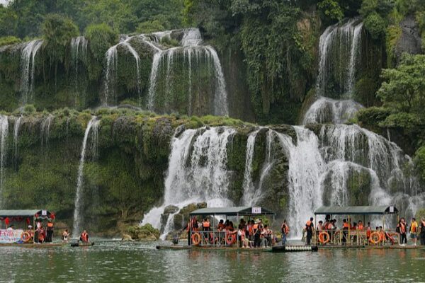 Descubre_la_Majestuosa_Cascada_Detian__La_Joya_Escondida_de_Asia__