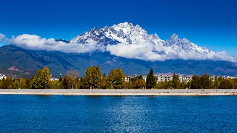 Descubre_la_Montan_a_Nevada_de_Yulong__La_Joya_Oculta_de_China_Sobre_las_Nubes____ video poster