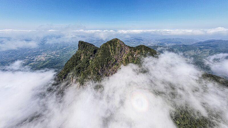 Descubre_la_Montan_a_Wuzhi__El_majestuoso_Pico_de_los_Cinco_Dedos_de_Hainan