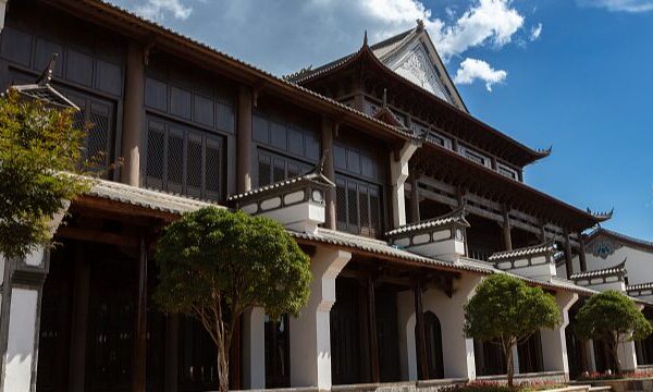 Descubre la Tranquila Belleza del Pueblo de Arte en Talla de Madera de Jianchuan Descubre_la_Tranquila_Belleza_del_Pueblo_de_Arte_en_Talla_de_Madera_de_Jianchuan video poster