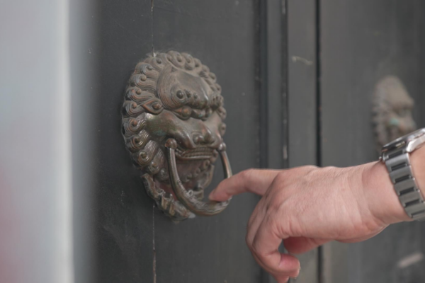 Descubre_la_Vida_Vibrante_de_la_Calle_Centenaria_de_Shangha_i video poster