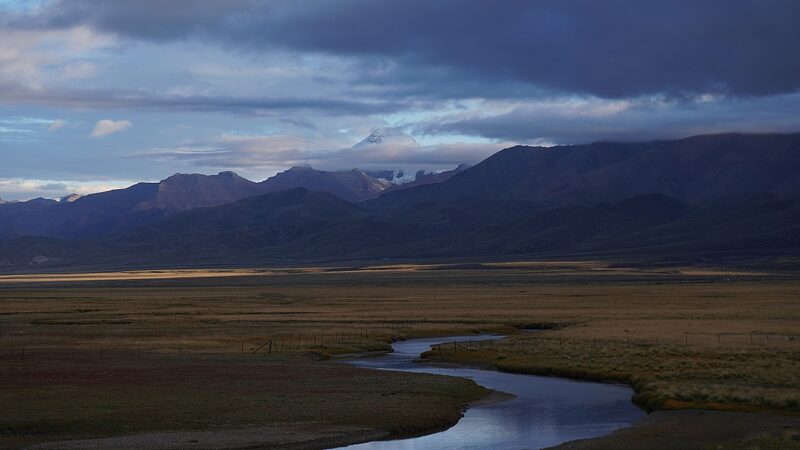 Descubre_la_ma_gica_vista_invernal_del_Monte_Kailash_en_Xizang video poster