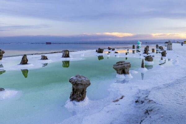 Descubre_la_ma_gica_y_colorida_Qarhan_Salt_Lake__