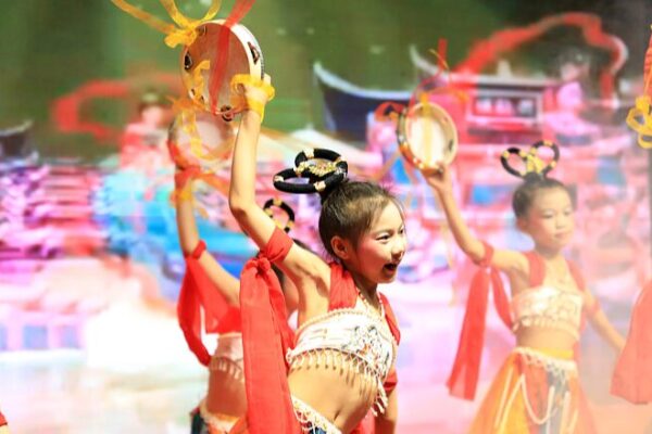 Descubre la magia de Hunan: La gala del pueblo ilumina Xianghe 🎉 Descubre_la_magia_de_Hunan__La_gala_del_pueblo_ilumina_Xianghe__