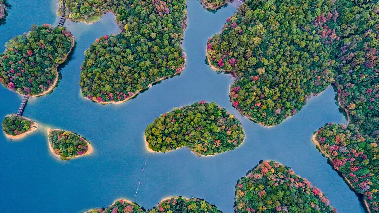 Descubre_la_magia_del_lago_Qiandao_y_sus_1_078_islas__