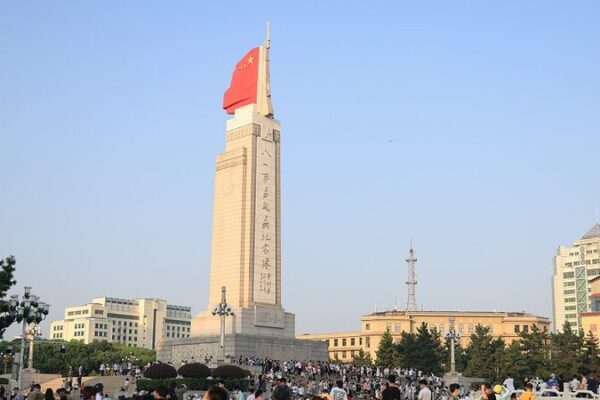 Descubre_la_vibrante_Plaza_Bayi_en_Nanchang__el_corazo_n_histo_rico_de_China video poster