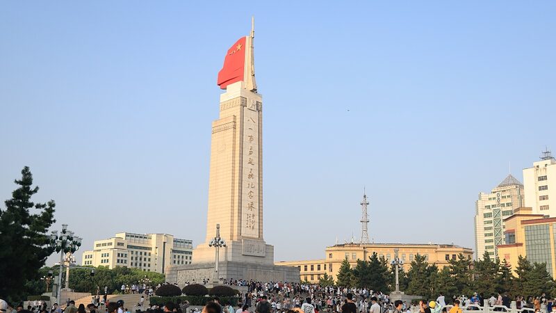 Descubre_la_vibrante_Plaza_Bayi_en_Nanchang__el_corazo_n_histo_rico_de_China video poster