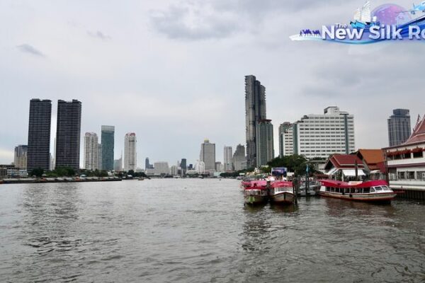 Descubre la vibrante vida a lo largo del río Chao Phraya en Tailandia Descubre_la_vibrante_vida_a_lo_largo_del_ri_o_Chao_Phraya_en_Tailandia video poster