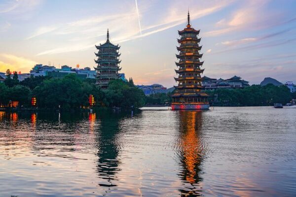 Descubre las Pagodas del Sol y la Luna de Guangxi: Las Maravillas Gemelas de China ✨ Descubre_las_Pagodas_del_Sol_y_la_Luna_de_Guangxi__Las_Maravillas_Gemelas_de_China__