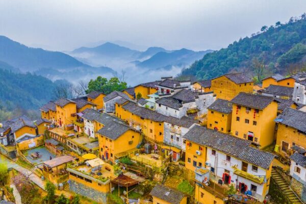 Descubre los Tulou de Anhui: Donde la Arquitectura se Encuentra con la Naturaleza 🏯🌄 Descubre_los_Tulou_de_Anhui__Donde_la_Arquitectura_se_Encuentra_con_la_Naturaleza___