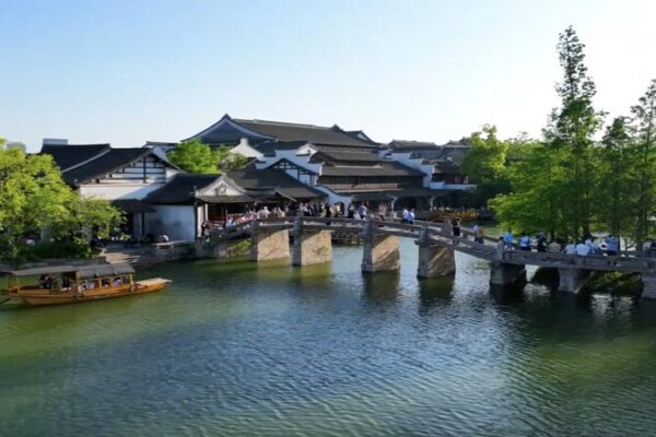 Descubre un Pueblo de Agua Antiguo en Zhejiang: Una Experiencia Cultural Inmersiva 🌊🏯 Descubre_un_Pueblo_de_Agua_Antiguo_en_Zhejiang__Una_Experiencia_Cultural_Inmersiva___ video poster