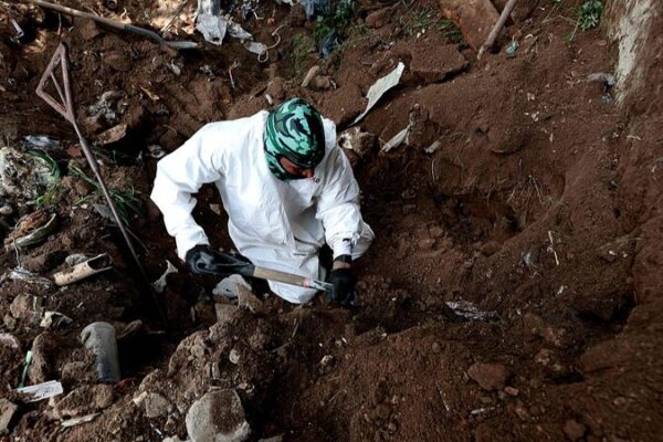 Descubrimiento_sombri_o__56_cuerpos_hallados_en_fosas_comunes_cerca_de_la_frontera_entre_EE__UU__y_Me_xico__