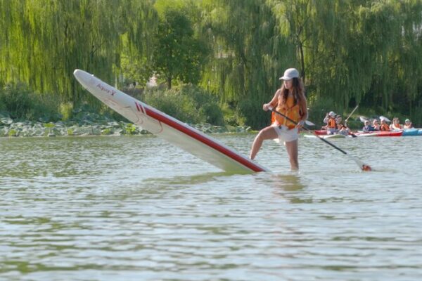 Desde Pasarelas de Qipao hasta Paddleboarding: Dentro del Animado Parque Chaoyang de PekĂn Desde_Pasarelas_de_Qipao_hasta_Paddleboarding__Dentro_del_Animado_Parque_Chaoyang_de_Peki_n video poster