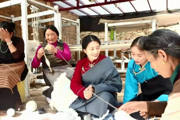 Desde la Meseta Qinghai-Tíbet al Mundo: Hermanas Empoderando a las Mujeres con Jabón de Mantequilla de Yak Desde_la_Meseta_Qinghai_Ti_bet_al_Mundo__Hermanas_Empoderando_a_las_Mujeres_con_Jabo_n_de_Mantequilla_de_Yak video poster